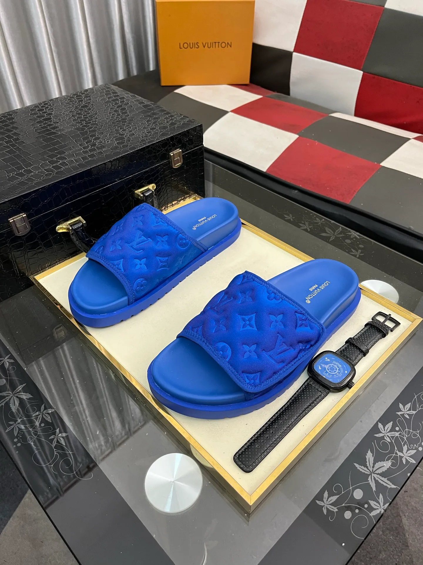 Men's men's shoes💰320⌚️⌚️[Louis Vuitton LV slippers] (high-end cowhide) counter 1:1 fashion style summer must-have! The designer used LV’s iconic outsole. The original simple slippers instantly become fashionable! The upper is made of flexible special cowhide leather straps alternately, and the workmanship is exquisite! A must-have for stylish men in summer, size 38-44